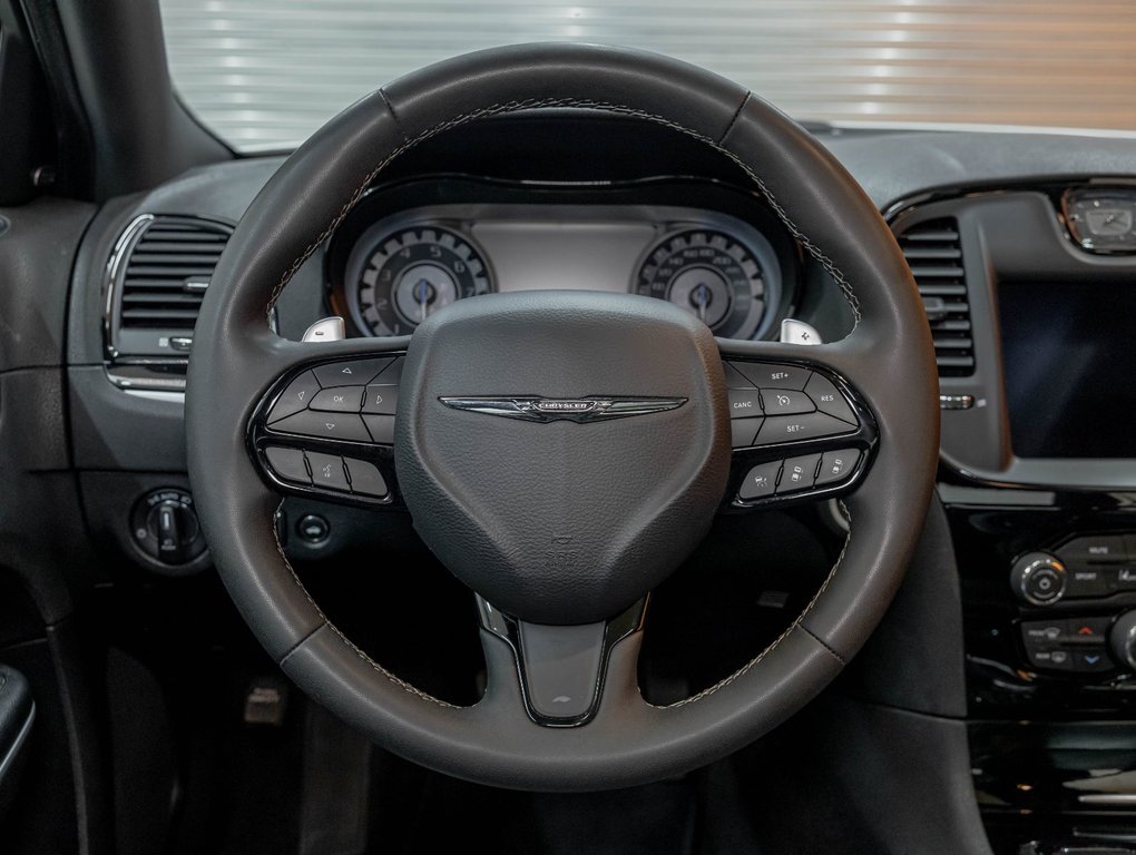 2023 Chrysler 300 in St-Jérôme, Quebec - 14 - w1024h768px