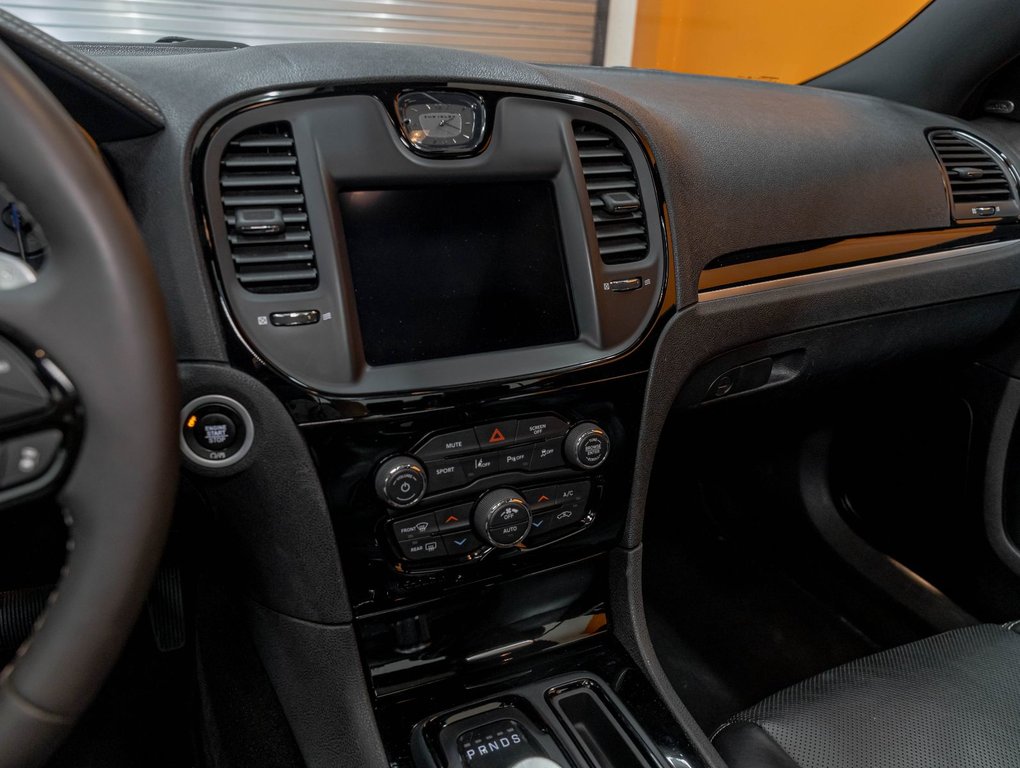 2023 Chrysler 300 in St-Jérôme, Quebec - 21 - w1024h768px