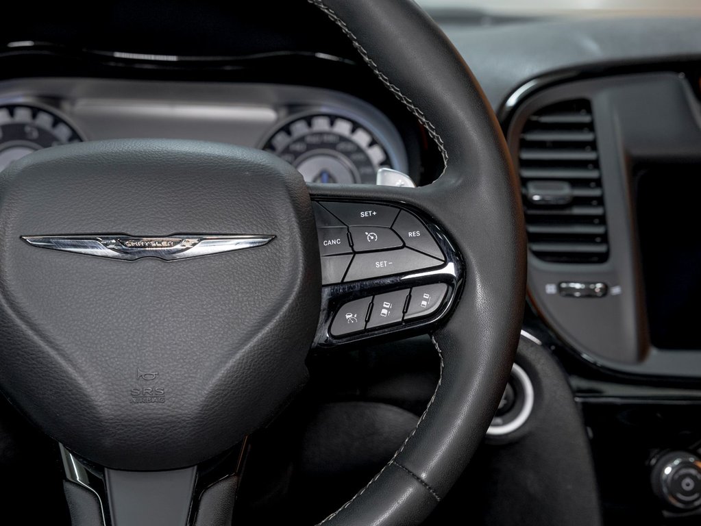 2023 Chrysler 300 in St-Jérôme, Quebec - 16 - w1024h768px