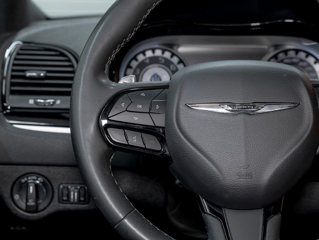 2023 Chrysler 300 in St-Jérôme, Quebec - 15 - w1024h768px