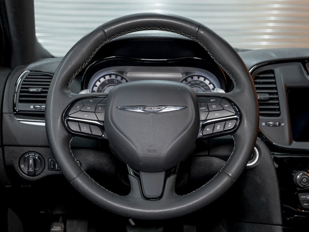 2023 Chrysler 300 in St-Jérôme, Quebec - 14 - w1024h768px