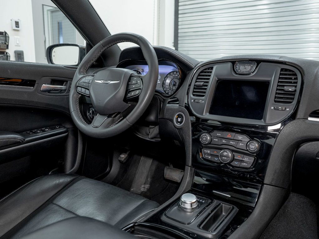 2023 Chrysler 300 in St-Jérôme, Quebec - 29 - w1024h768px