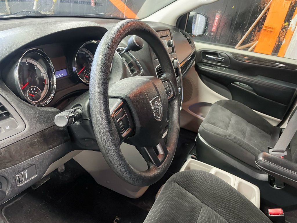 2017 Dodge Grand Caravan in St-Jérôme, Quebec - 3 - w1024h768px