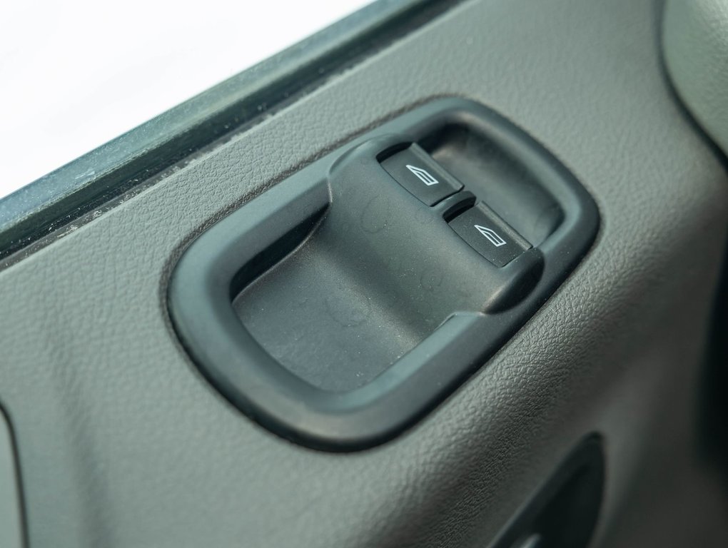 2023 Ford E-Transit Cargo Van in St-Jérôme, Quebec - 18 - w1024h768px