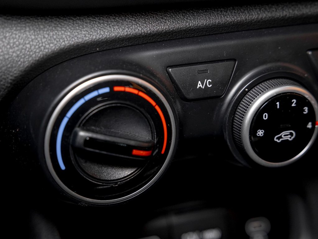 2025 Hyundai Venue in St-Jérôme, Quebec - 20 - w1024h768px