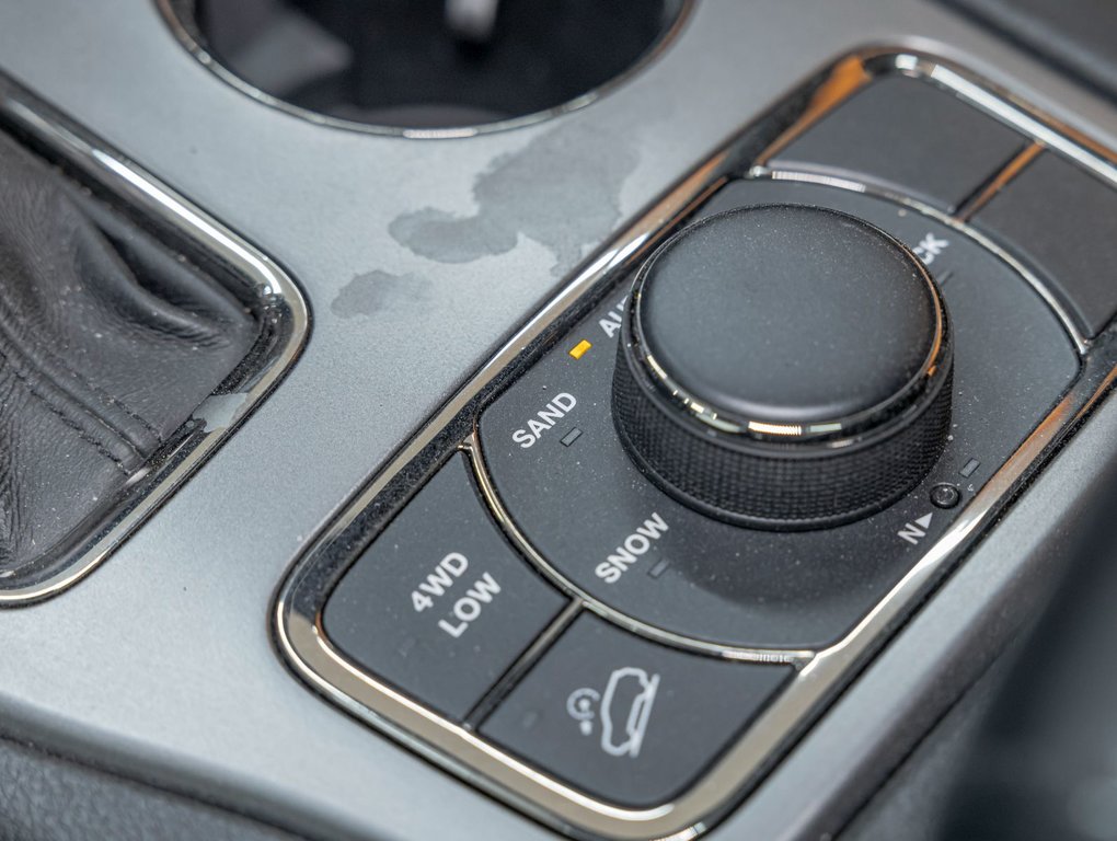 2020 Jeep Grand Cherokee in St-Jérôme, Quebec - 25 - w1024h768px