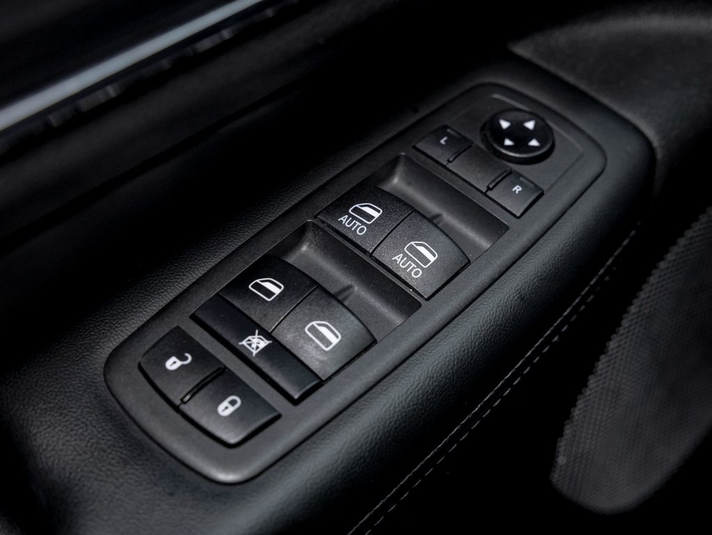 2020 Jeep Grand Cherokee in St-Jérôme, Quebec - 25 - w1024h768px