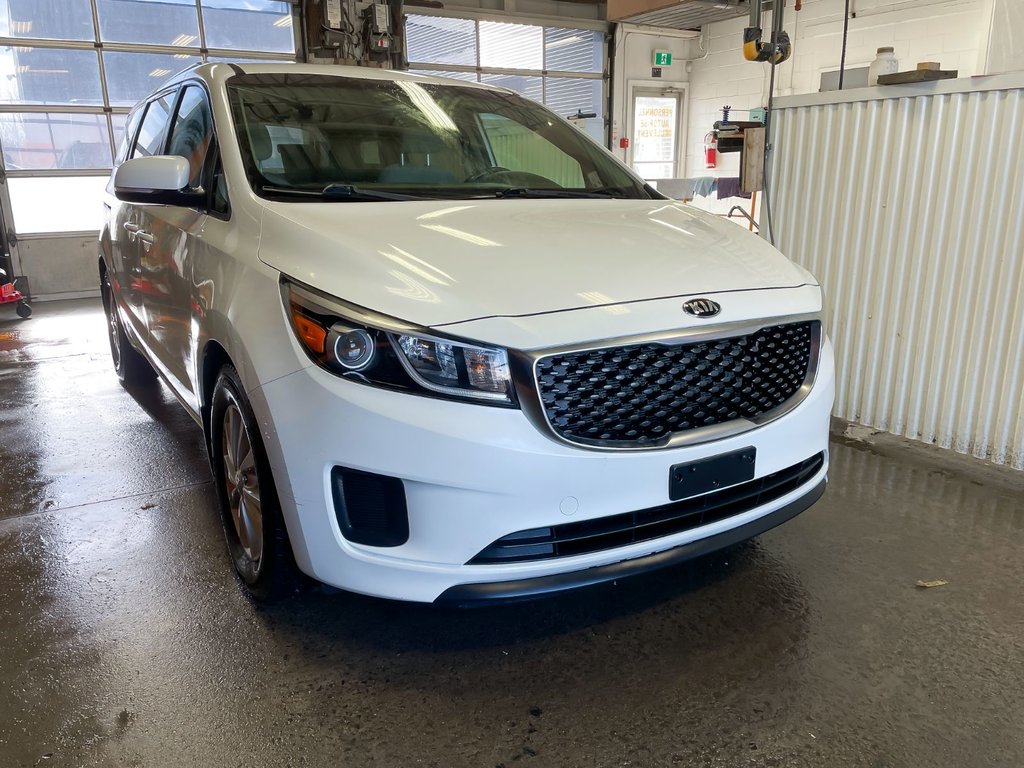 2017 Kia Sedona in St-Jérôme, Quebec - 8 - w1024h768px
