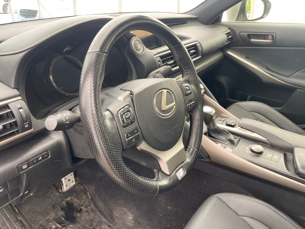 Lexus IS 300  2017 à St-Jérôme, Québec - 5 - w1024h768px