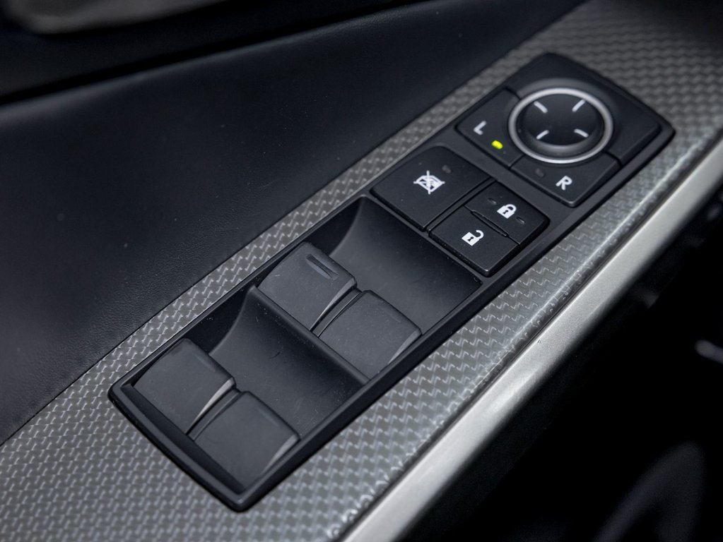 Lexus IS 300  2017 à St-Jérôme, Québec - 27 - w1024h768px