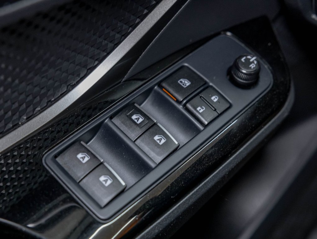 2019 Toyota C-HR in St-Jérôme, Quebec - 24 - w1024h768px