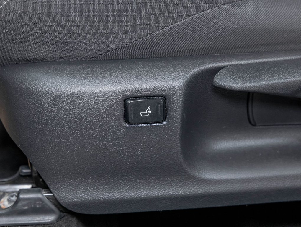 2019 Toyota C-HR in St-Jérôme, Quebec - 27 - w1024h768px