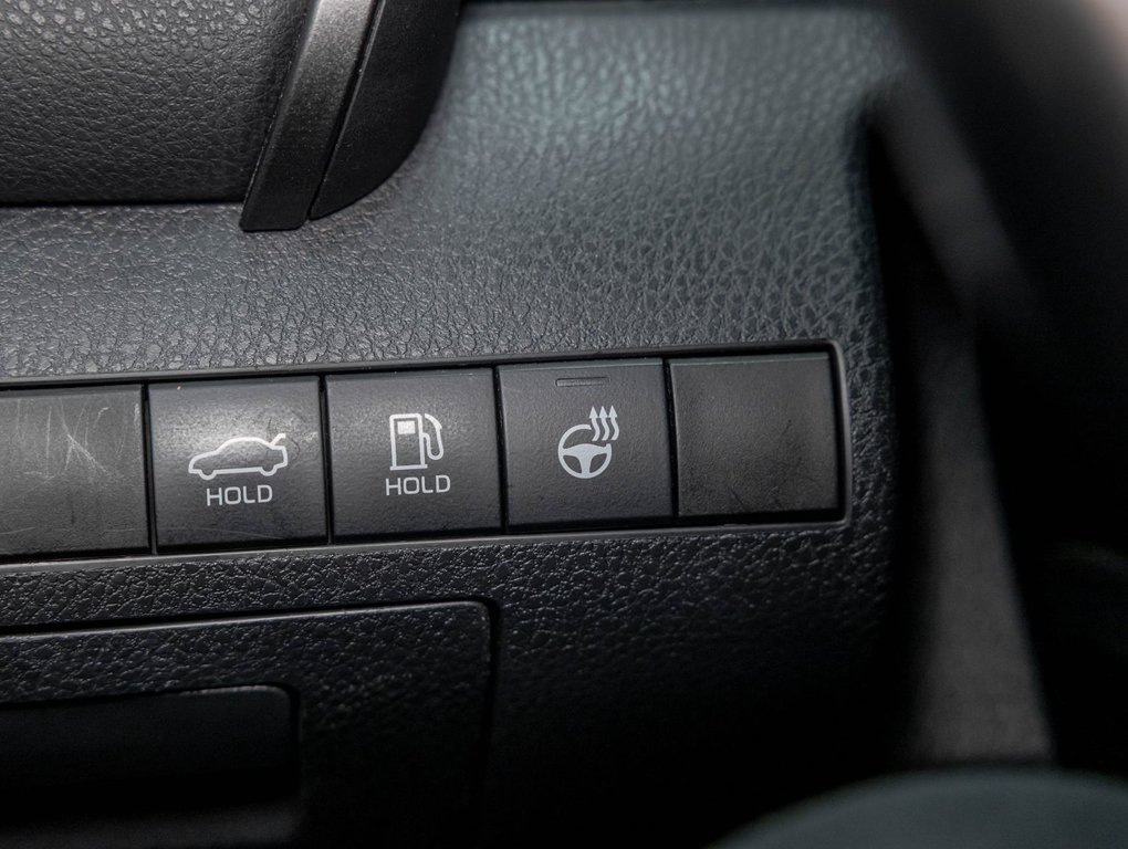 Toyota Camry Hybrid  2022 à St-Jérôme, Québec - 23 - w1024h768px