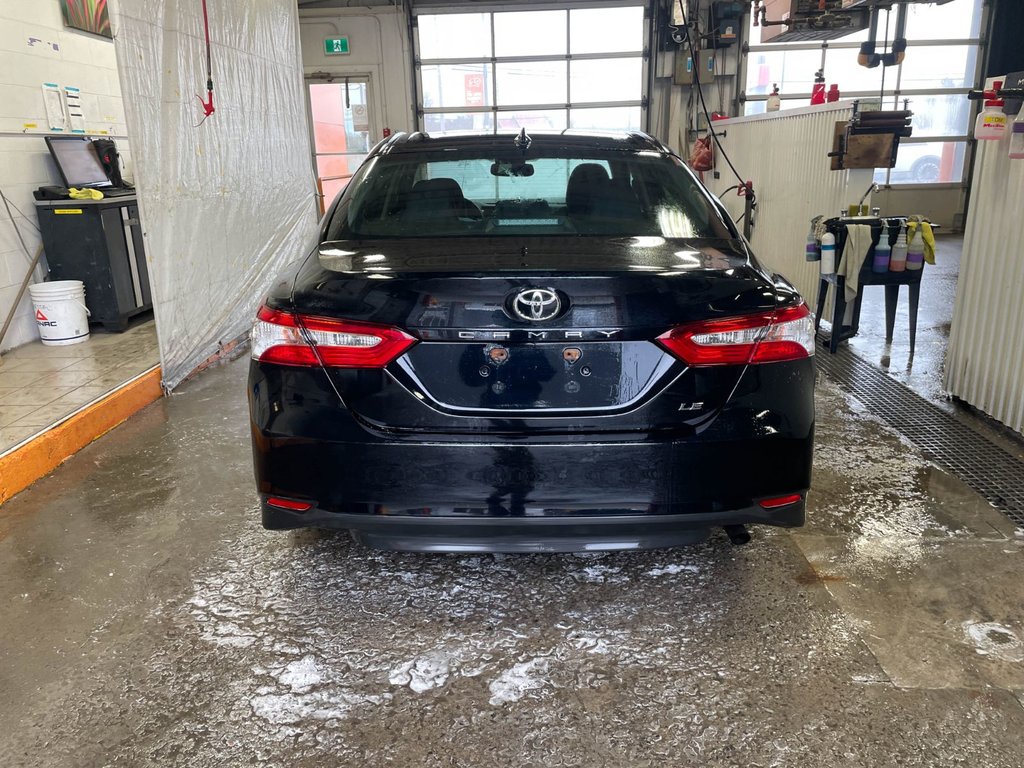 2018 Toyota Camry in St-Jérôme, Quebec - 6 - w1024h768px