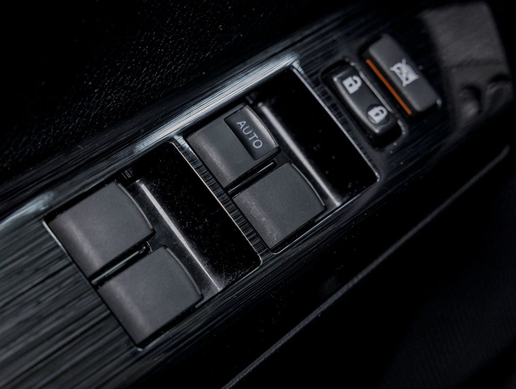 2018 Toyota RAV4 in St-Jérôme, Quebec - 24 - w1024h768px