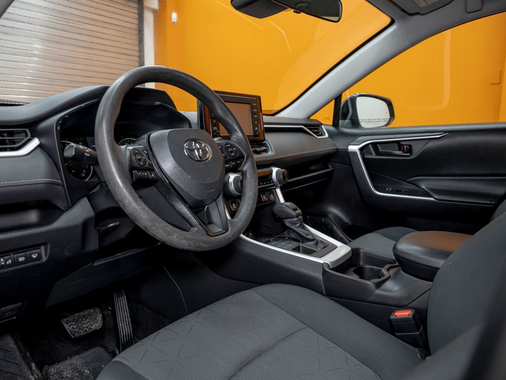 Toyota RAV4  2021 à St-Jérôme, Québec - 2 - w1024h768px