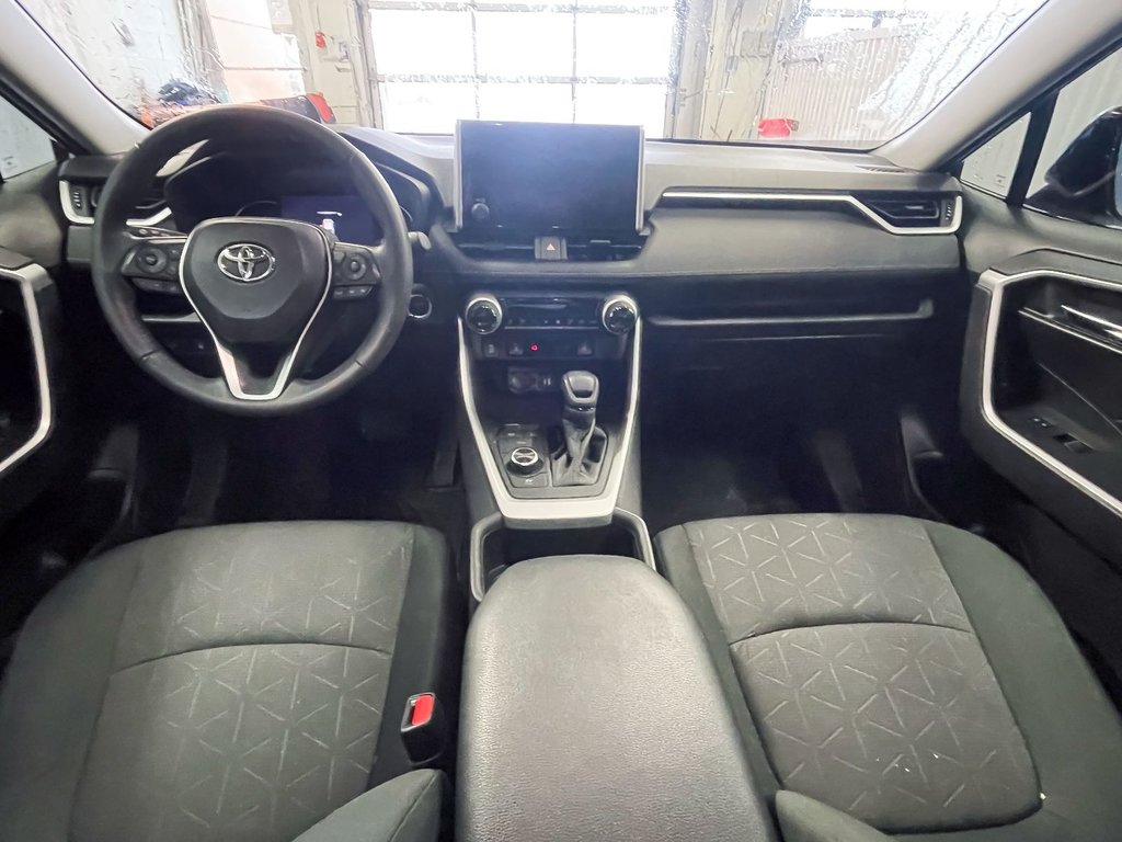 Toyota RAV4  2023 à St-Jérôme, Québec - 12 - w1024h768px