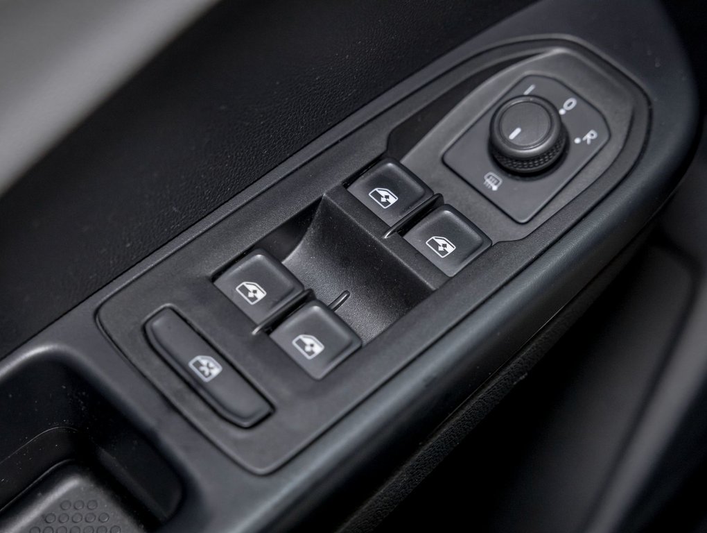 Volkswagen Taos  2024 à St-Jérôme, Québec - 23 - w1024h768px
