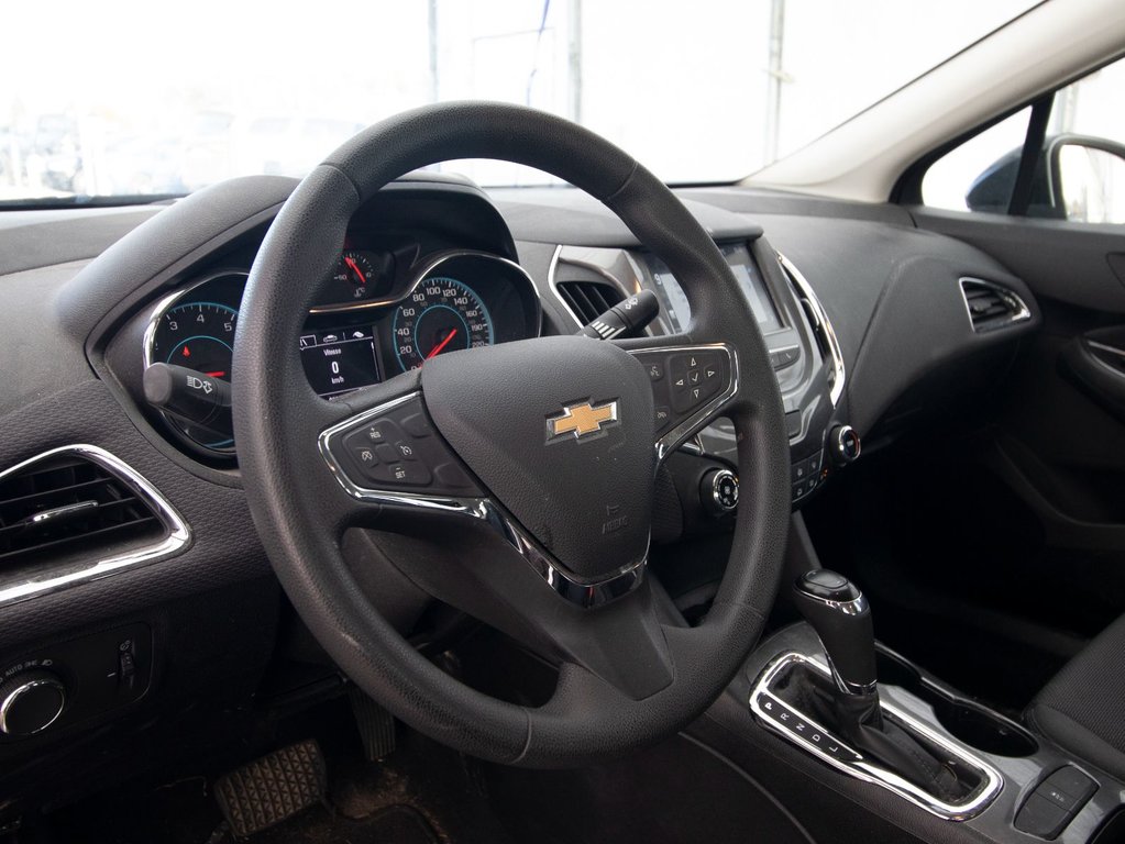 Chevrolet Cruze  2018 à St-Jérôme, Québec - 3 - w1024h768px