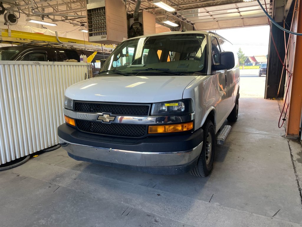 2023 Chevrolet Express Passenger in St-Jérôme, Quebec - 1 - w1024h768px