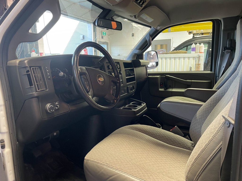 2023 Chevrolet Express Passenger in St-Jérôme, Quebec - 3 - w1024h768px