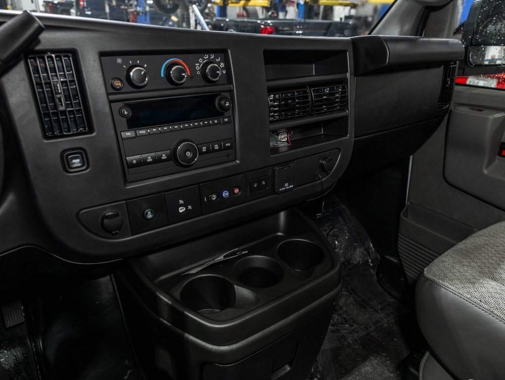 2025 Chevrolet Express Passenger in St-Jérôme, Quebec - 16 - w1024h768px