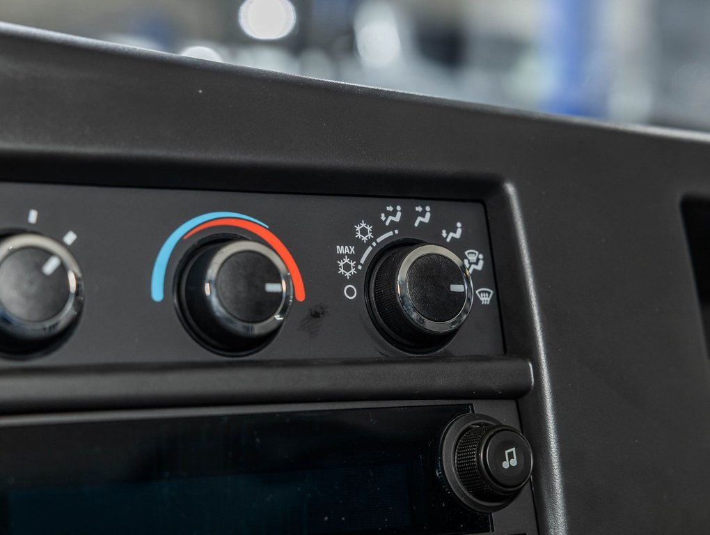 2025 Chevrolet Express Passenger in St-Jérôme, Quebec - 17 - w1024h768px