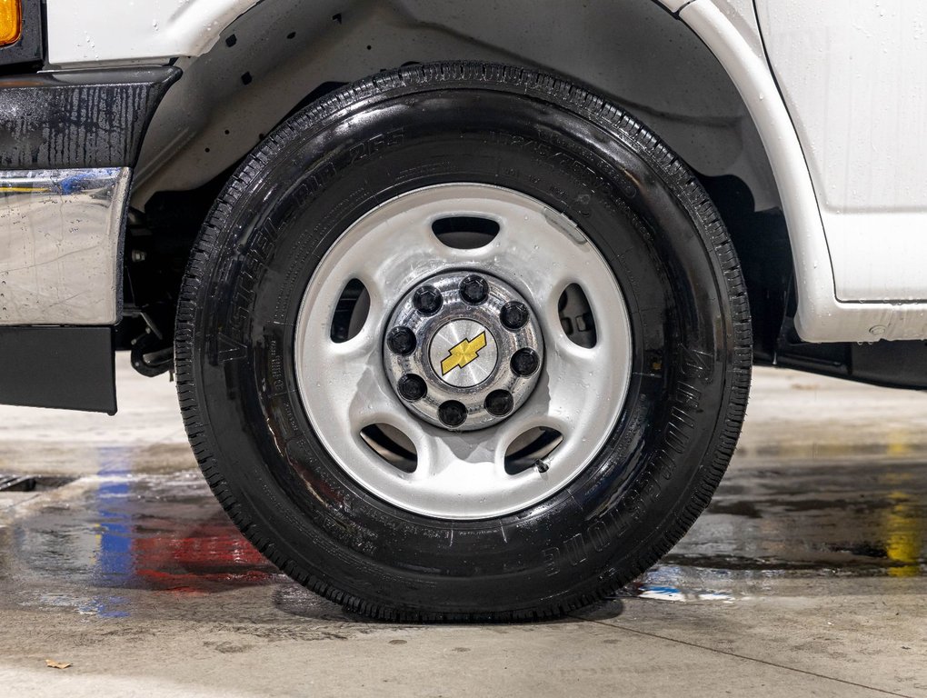 2025 Chevrolet Express Passenger in St-Jérôme, Quebec - 27 - w1024h768px