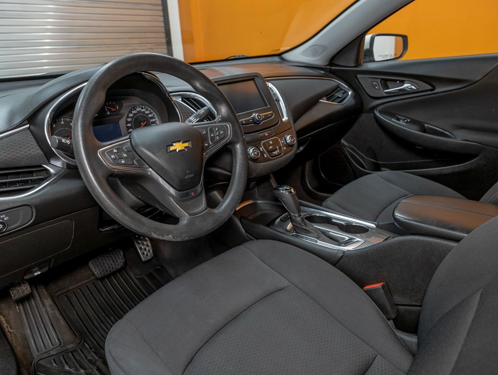 2016 Chevrolet Malibu in St-Jérôme, Quebec - 2 - w1024h768px