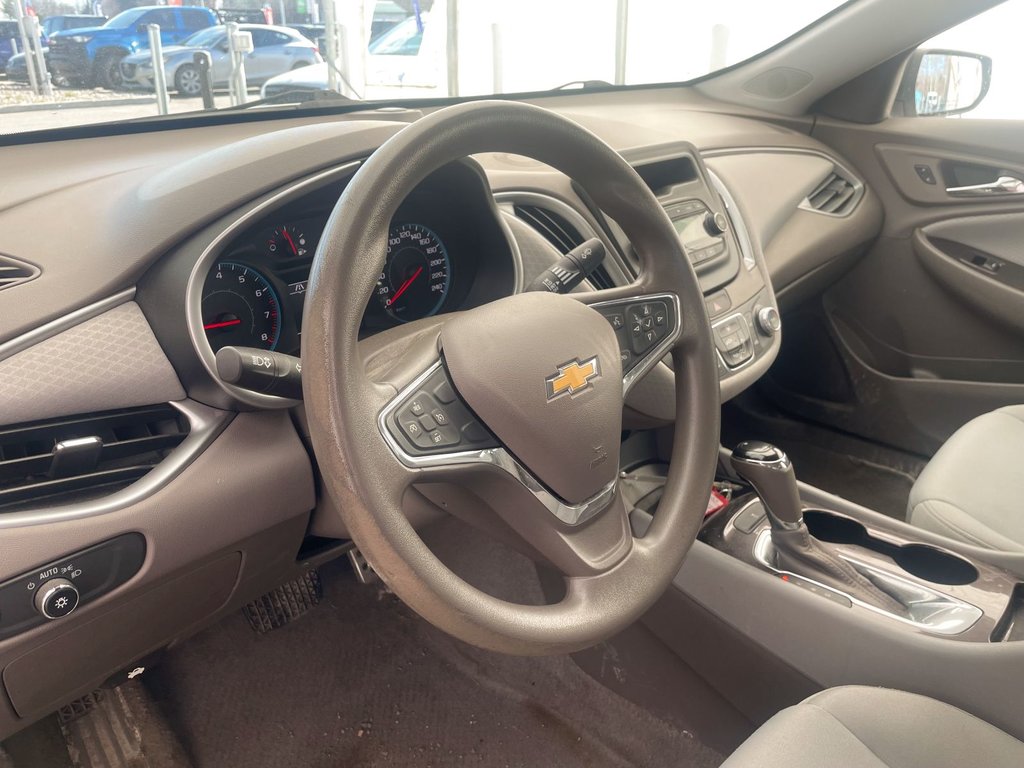 2016 Chevrolet Malibu in St-Jérôme, Quebec - 3 - w1024h768px