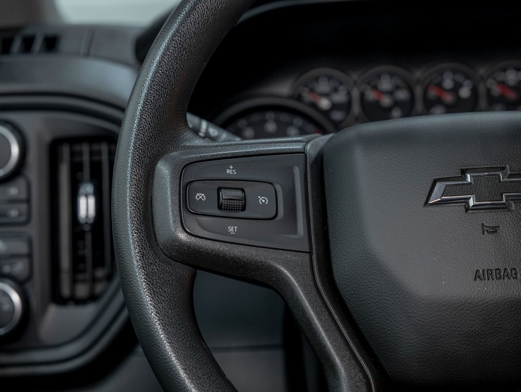 2021 Chevrolet Silverado 1500 in St-Jérôme, Quebec - 14 - w1024h768px