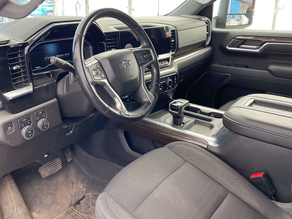 2022 Chevrolet Silverado 1500 in St-Jérôme, Quebec - 3 - w1024h768px