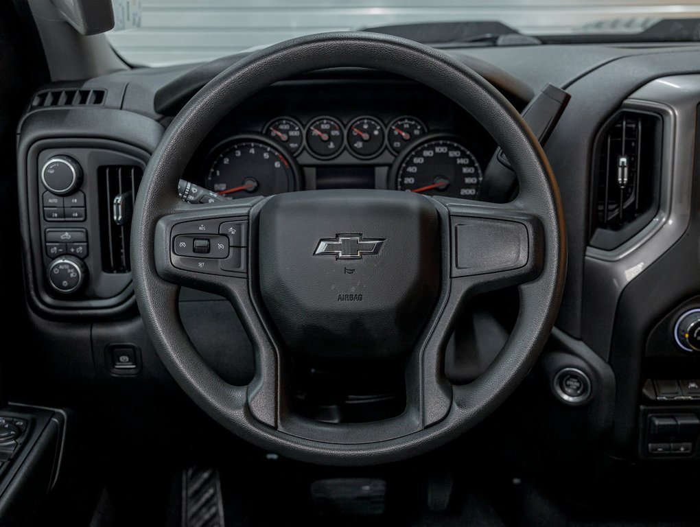 Chevrolet Silverado 1500  2023 à St-Jérôme, Québec - 12 - w1024h768px