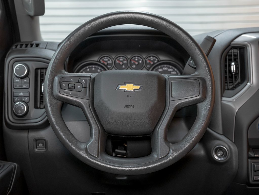 Chevrolet Silverado 1500  2023 à St-Jérôme, Québec - 12 - w1024h768px