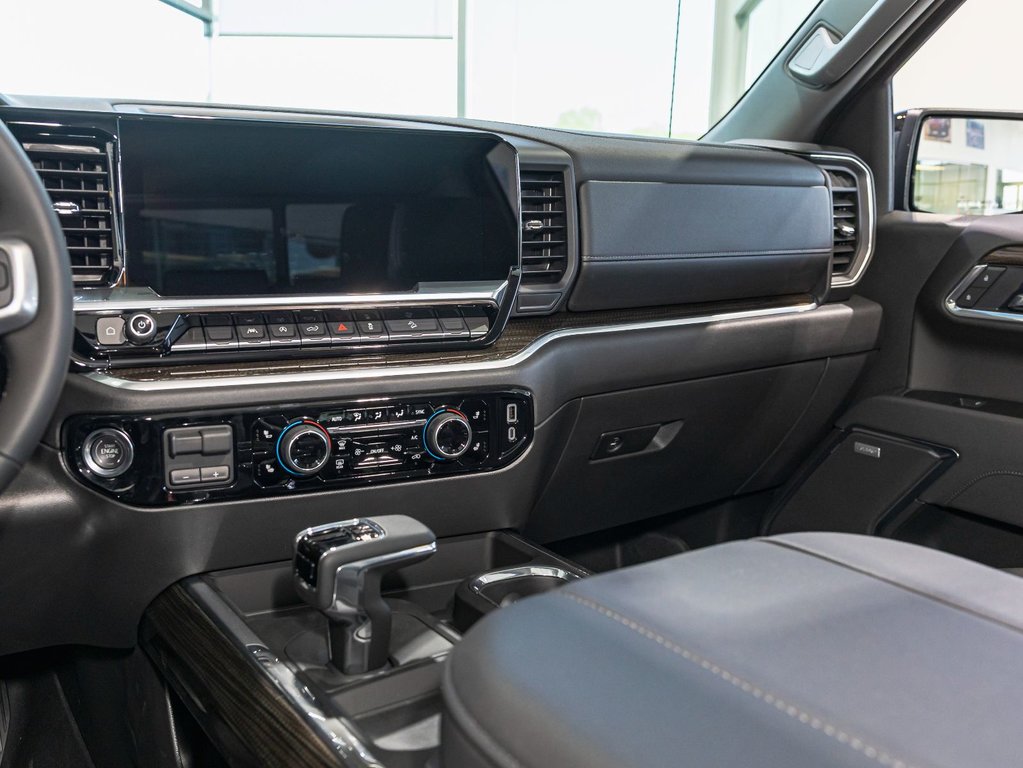 2025 Chevrolet Silverado 1500 in St-Jérôme, Quebec - 18 - w1024h768px