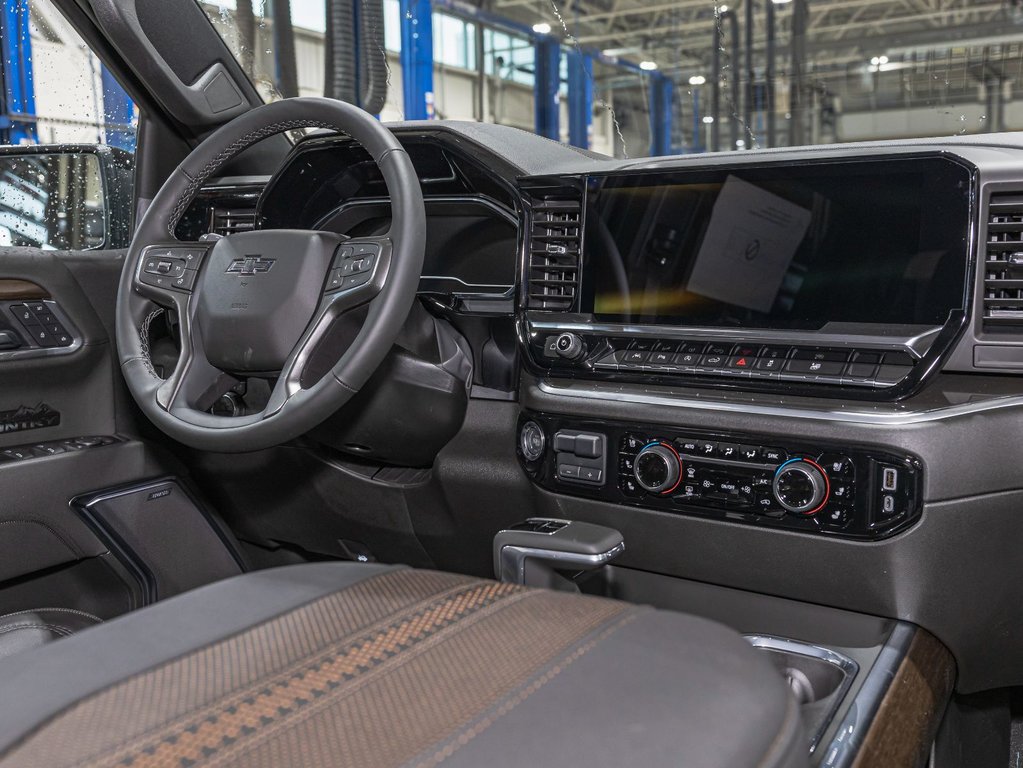 2025 Chevrolet Silverado 1500 in St-Jérôme, Quebec - 32 - w1024h768px