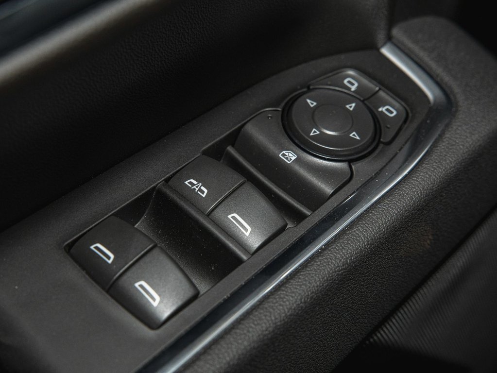 2025 Chevrolet Silverado 1500 in St-Jérôme, Quebec - 27 - w1024h768px
