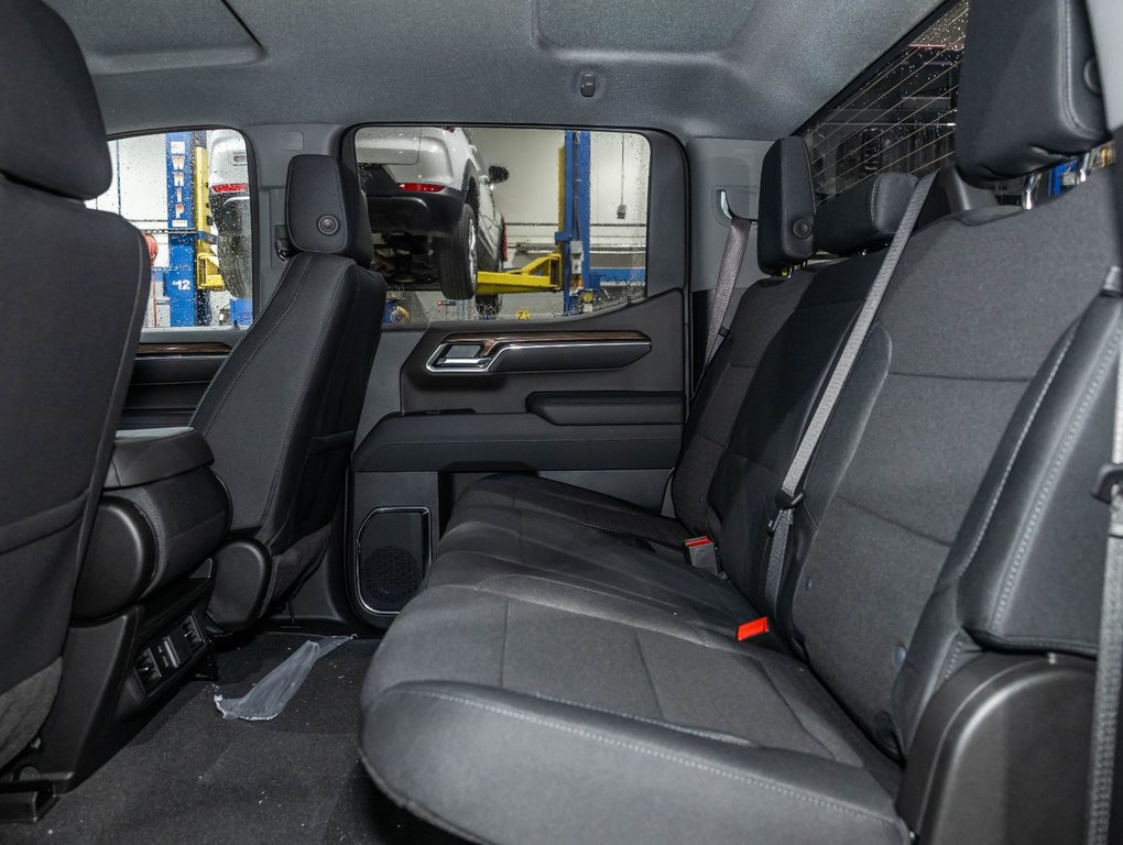 2025 Chevrolet Silverado 1500 in St-Jérôme, Quebec - 32 - w1024h768px