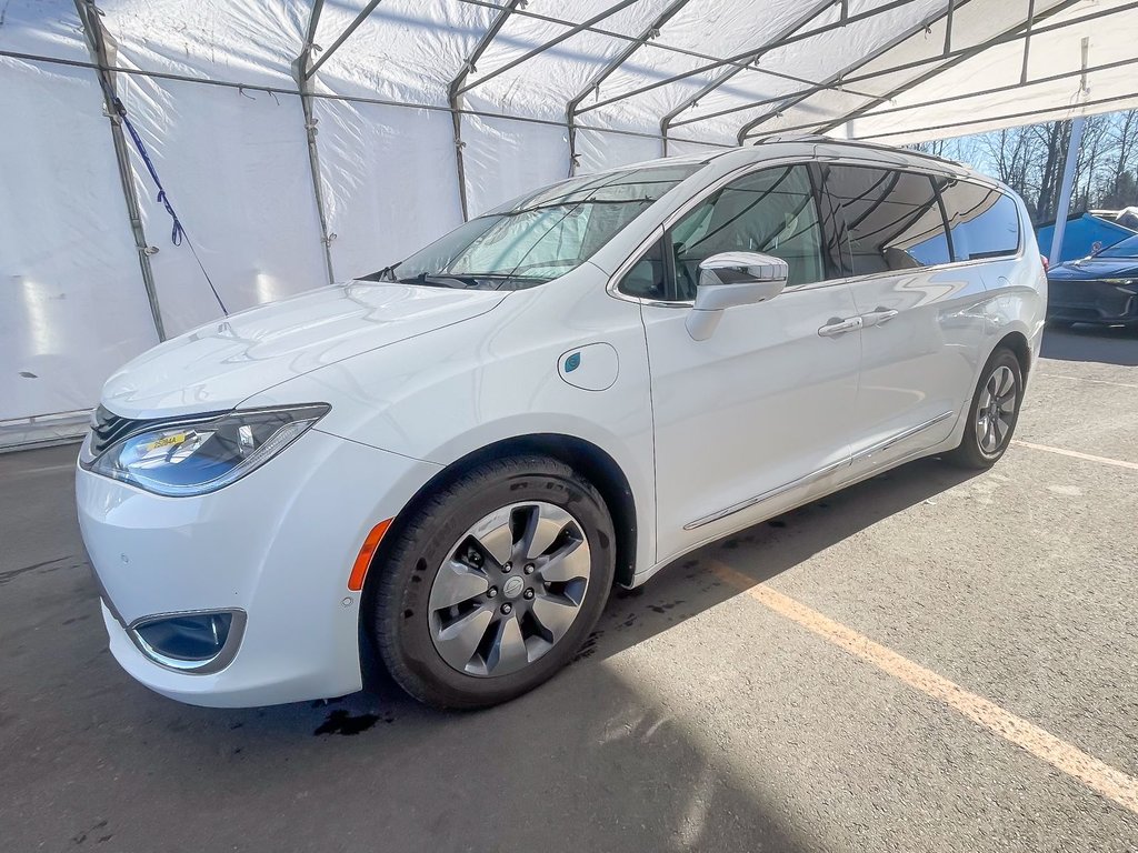 2018 Chrysler Pacifica Hybrid in St-Jérôme, Quebec - 1 - w1024h768px