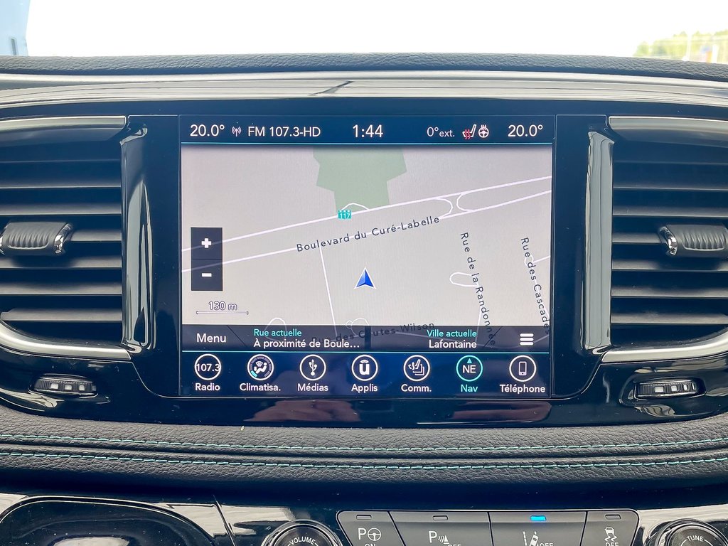 2018 Chrysler Pacifica Hybrid in St-Jérôme, Quebec - 3 - w1024h768px