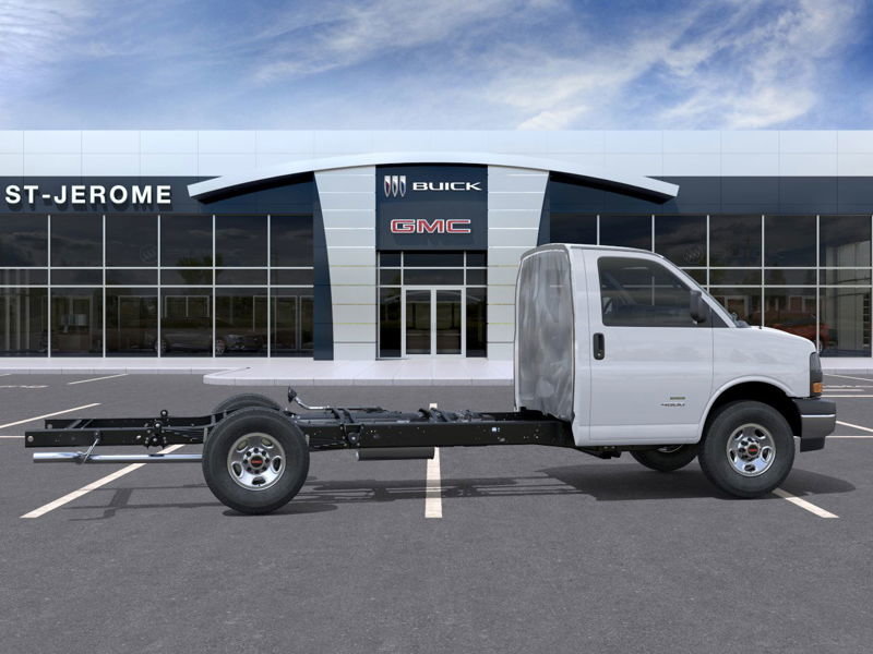 2025 GMC Savana Cutaway 3500 in St-Jérôme, Quebec - 5 - w1024h768px