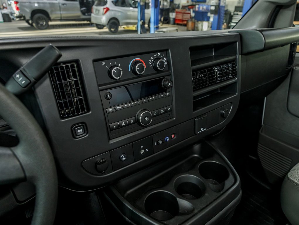 2025 GMC Savana Cutaway 3500 in St-Jérôme, Quebec - 17 - w1024h768px