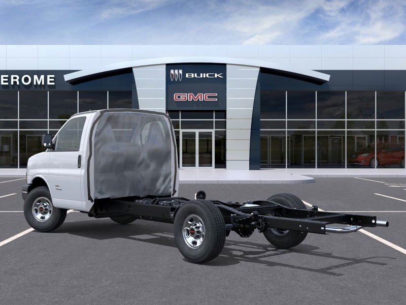 2025 GMC Savana Cutaway 3500 in St-Jérôme, Quebec - 3 - w1024h768px