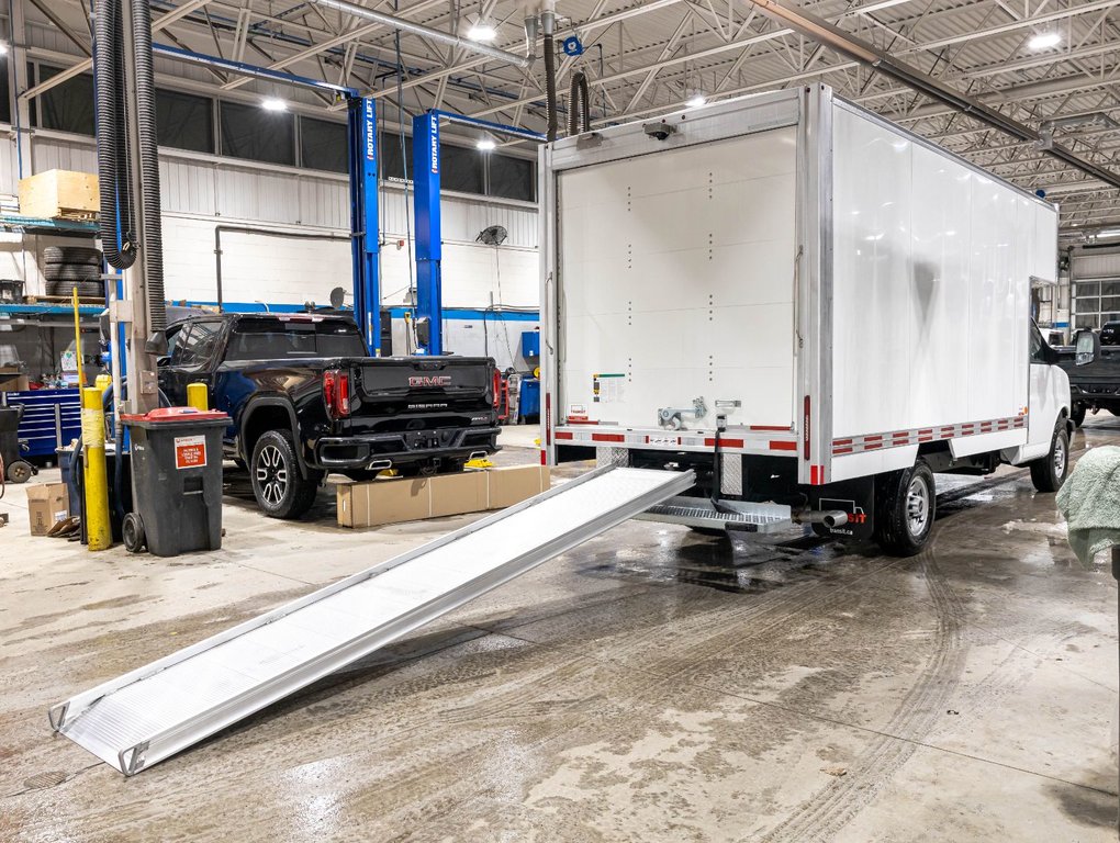 2026 GMC Savana Cutaway 3500 in St-Jérôme, Quebec - 9 - w1024h768px