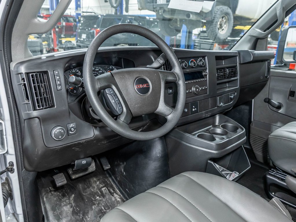 2026 GMC Savana Cutaway 3500 in St-Jérôme, Quebec - 4 - w1024h768px