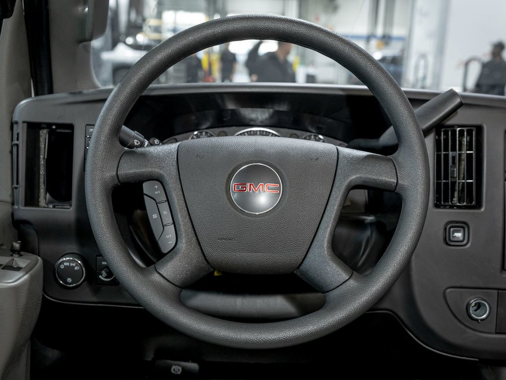 2025 GMC Savana Passenger in St-Jérôme, Quebec - 12 - w1024h768px