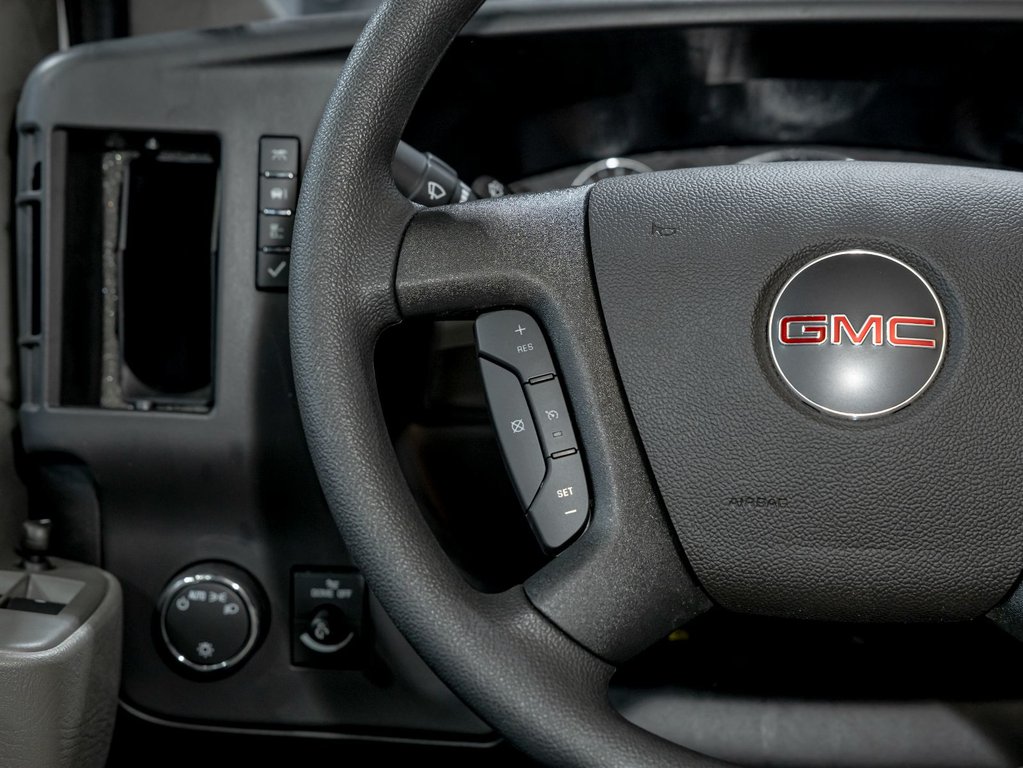 2025 GMC Savana Passenger in St-Jérôme, Quebec - 13 - w1024h768px