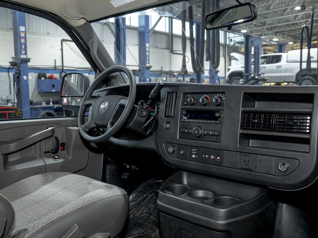 2025 GMC Savana Passenger in St-Jérôme, Quebec - 21 - w1024h768px
