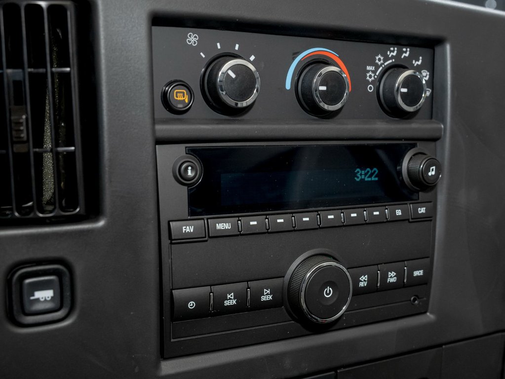 2025 GMC Savana Passenger in St-Jérôme, Quebec - 16 - w1024h768px