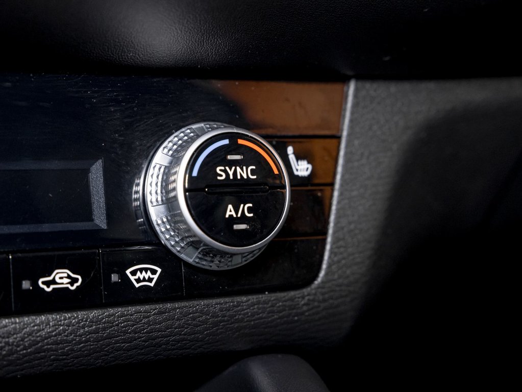 2024 Mitsubishi Outlander Plug-In Hybrid in St-Jérôme, Quebec - 23 - w1024h768px